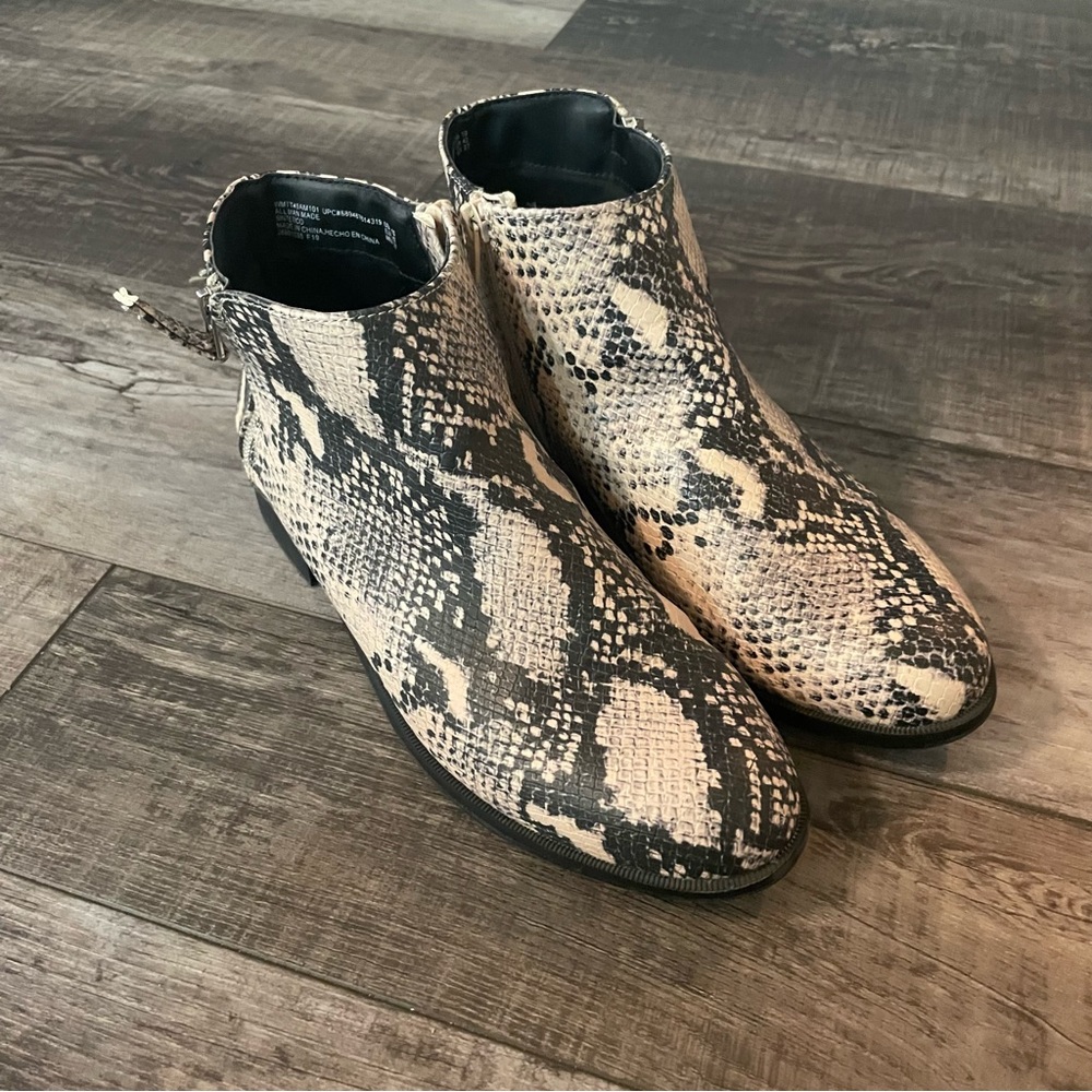 Time and Tru Cream and Gray Faux Snakeskin Ankle Boots Size 10